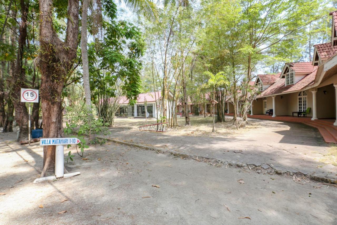 Villa Danialla Beach Resort Kampong Ayer Terjun Pinang Exterior foto