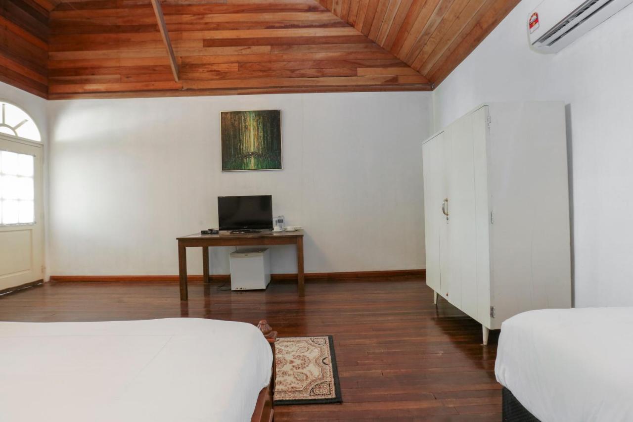 Villa Danialla Beach Resort Kampong Ayer Terjun Pinang Exterior foto