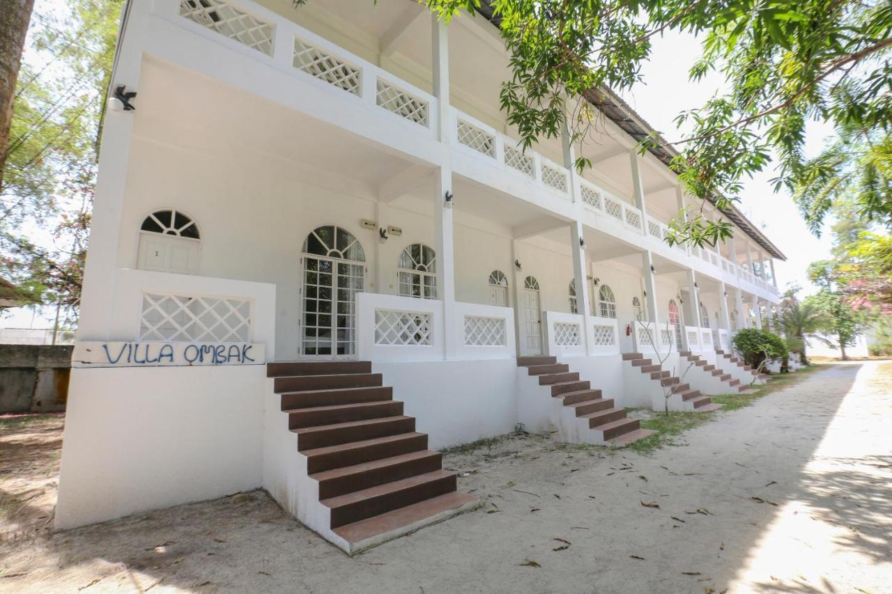 Villa Danialla Beach Resort Kampong Ayer Terjun Pinang Exterior foto