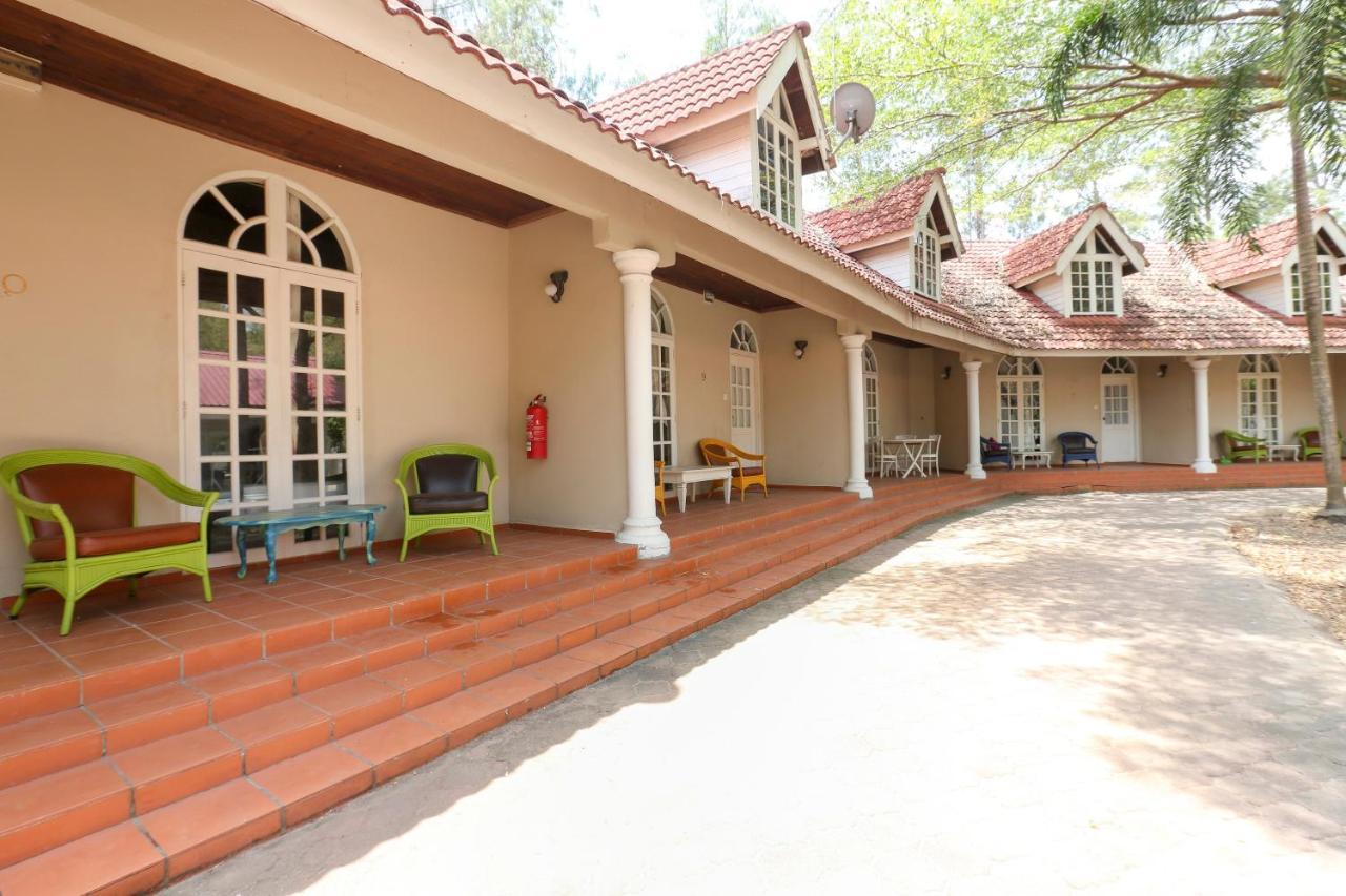 Villa Danialla Beach Resort Kampong Ayer Terjun Pinang Exterior foto